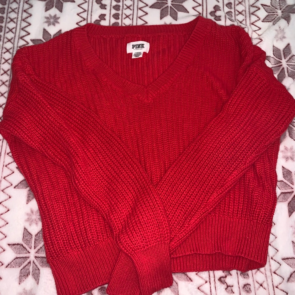 I’m selling a sweater from pink and a sweater from Hollister. They go together.
